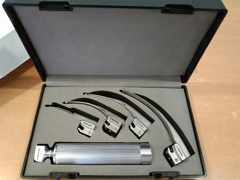 Bộ đặt nội khí quản 4 lưỡi cong người lớn Riester