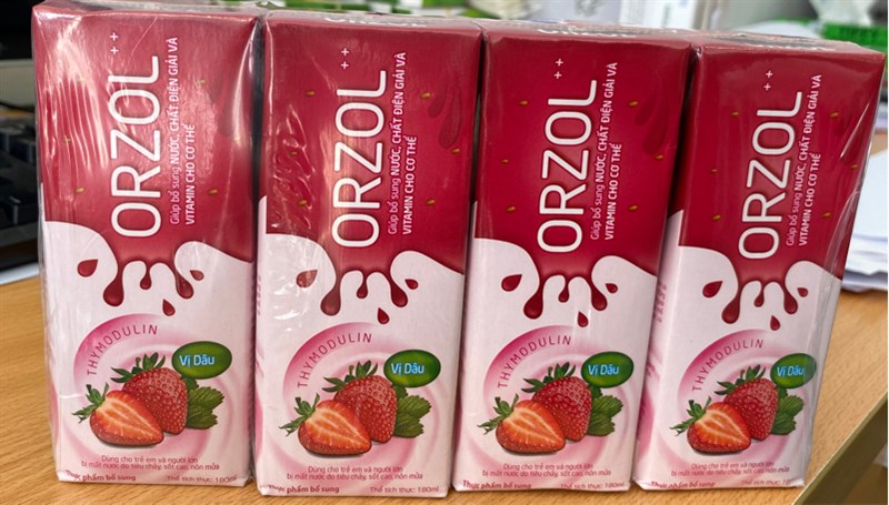 ORZOL++ 180ml dâu (Giúp bổ sung nước, chất điện giải và VTM cho cơ thể) (Lốc 4 hộp) - Sữa Hà Nội