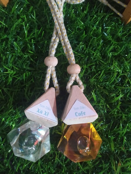 Tinhh dầu thơm treo xe