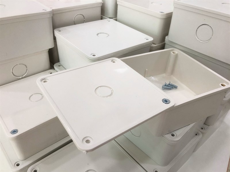 Hộp kỹ thuật 11x11x5 - đế nhựa gắn cam