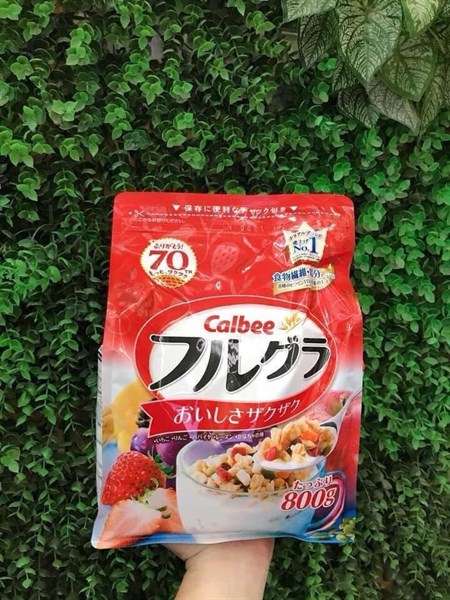 Ngũ cốc ăn sáng Calbee Nhật Bản màu đỏ - 800gr