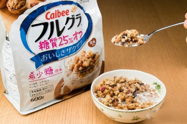 Ngũ cốc ăn sáng Calbee 600g - màu trắng