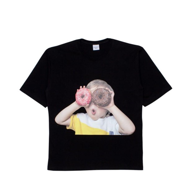 ADLV BLack nhóc cầm bánh áo vàng
