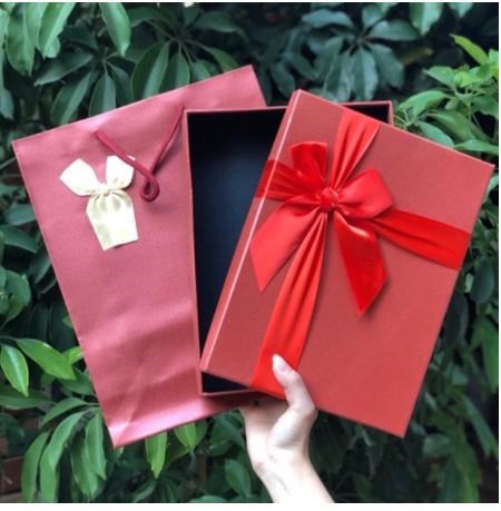 Hộp đựng quà nắp đỏ đính nơ